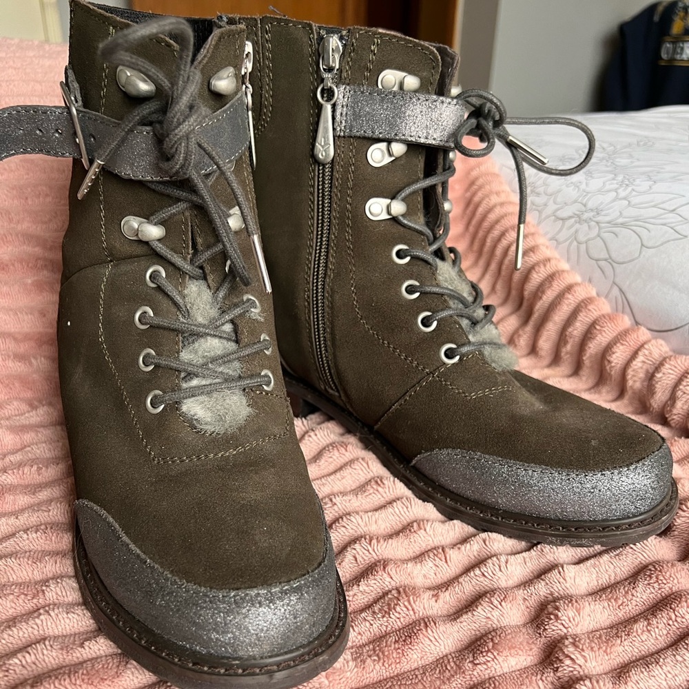 Like New- Emu Australia Army Green Fall/Winter combat boot